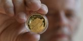 Silueta středověkého hradu Pernštejn zdobí zlatou minci