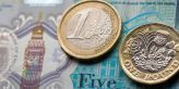Zlato ustoupilo dolaru. Ztráty postihly i britskou libru a euro