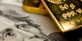Dolar klesl a cena zlata povyskočila vzhůru