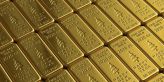 Cena zlata pod lupou: Kurz se udržel nad 200denním průměrem, růst ale provázejí nízké objemy obchodů