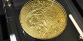 V České mincovně v Jablonci vyrazili rekordní zlatou minci, váží deset kilo