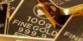 Zlato by mohlo za rok vzrůst až na 1 400 USD díky mocné síle slabého dolaru