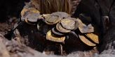 Mladíci našli kupu 1100 let starých zlatých mincí