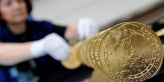 VIDEO: Zlatá mince na památku českého předsednictví EU stojí 900 tisíc